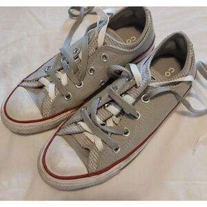 Converse all star women's shoes. Size 6.